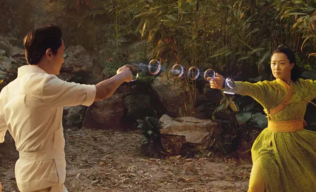 兩人於樹林中大耍功夫對戰，不忘借機談情，十分浪漫！