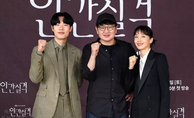 柳俊烈和導演許真浩及全度妍一起出席新劇發布會（網上圖片）