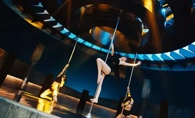 Lisa親自為新歌編舞，MV中亦有跳性感鋼管舞（影片截圖）
