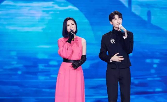 楊千嬅與王凱俊合唱《花好月圓夜》。
