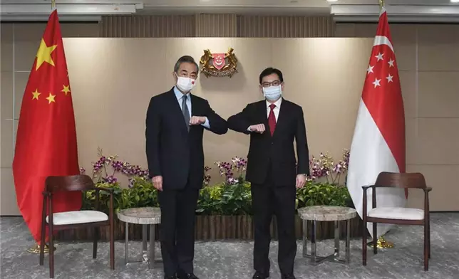 王毅(左)與王瑞傑會晤。外交部圖片