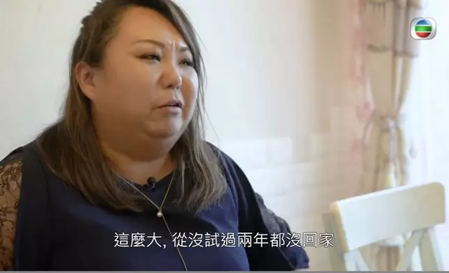 小松太太講起香港的母親時，一度哽咽。