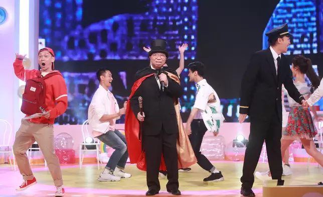 李家仁醫生其實已經過咗退休年齡，但佢依然好精靈