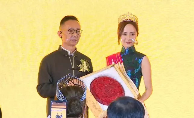 應屆香港小姐季軍及友誼小姐邵初獲頒紅雕漆盒。