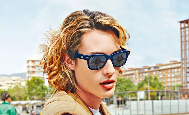 模特兒試戴facebook雷朋智能眼鏡。