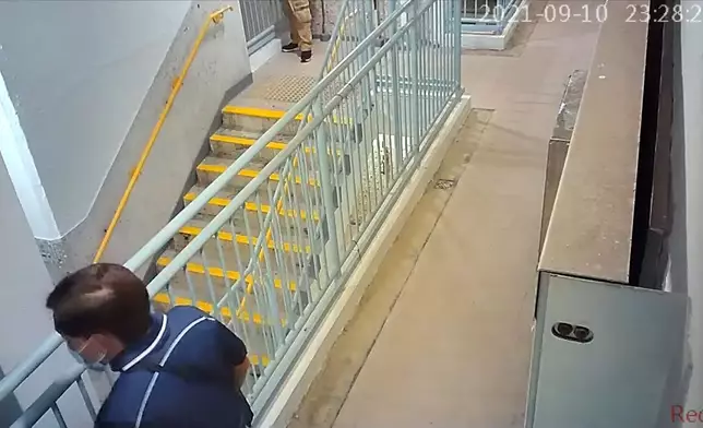 2名男子在走廊徘徊。網民Ray Wong片段截圖