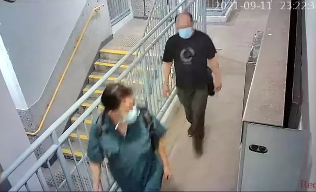 2名男子在走廊徘徊又觀望一個單位。網民Ray Wong片段截圖