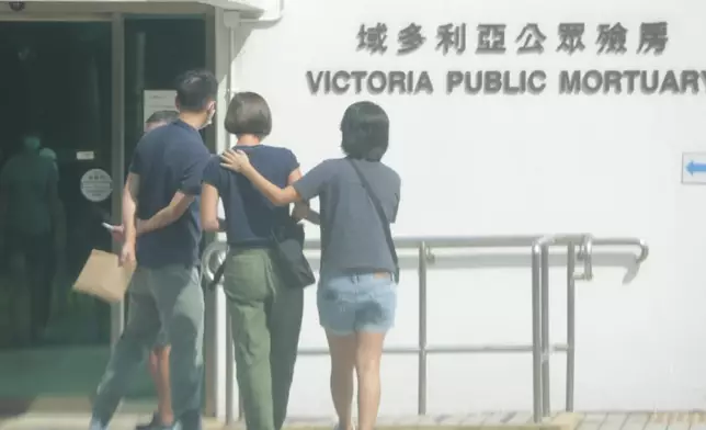 親友哀傷認屍。