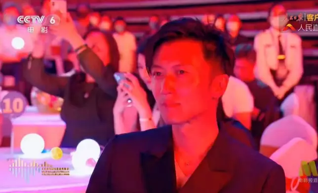 霆鋒默默欣賞台上王菲演出。