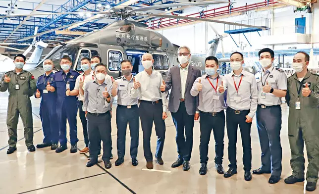 環境局局長黃錦星（右六）、科大校長史維教授（右五）及其他來自環保署和飛行服務隊等團隊成員。