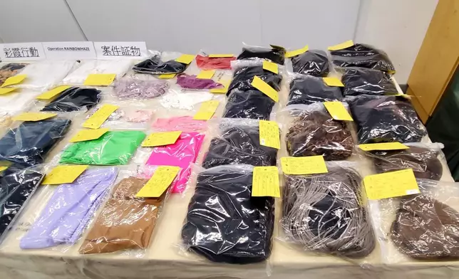 警方檢獲大批證物，包括多個假髮。