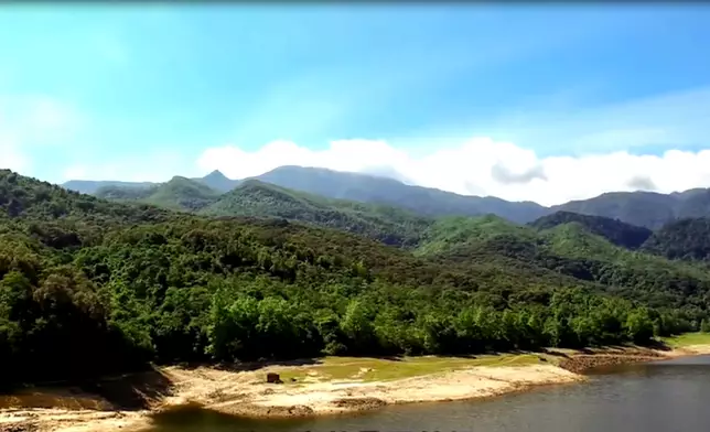 海南省白沙黎族自治縣的鸚哥嶺是中國僅餘的其中一個熱帶雨林。