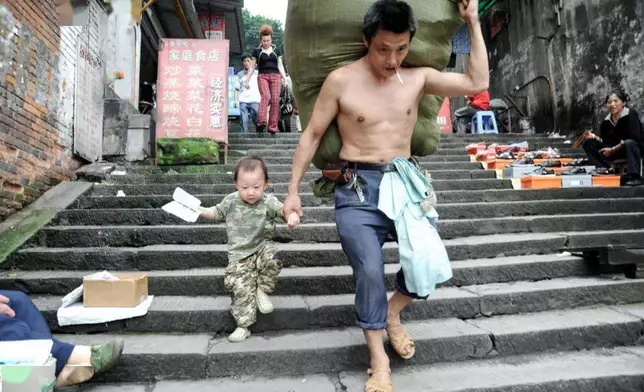 冉光輝11年前拖著兒子的照片一度獲網民瘋傳。網上圖片