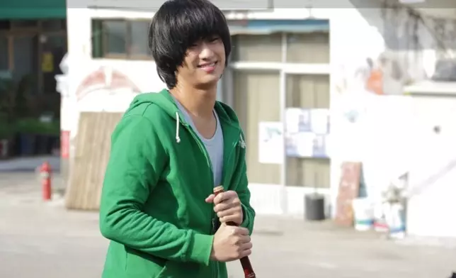 金秀賢在8年前的電影《3個特工美少年》中也曾經穿著綠色運動服（網上圖片）