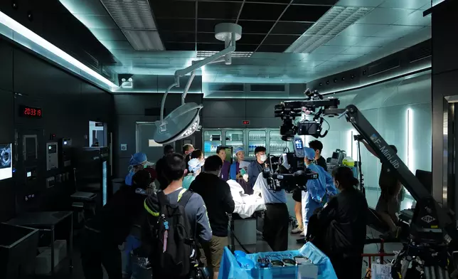 每個手術場面，都動用大量幕後工作人員進行拍攝。