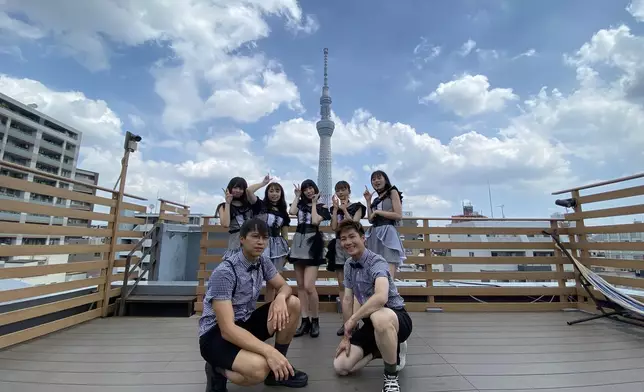 「Jar坤」與女團拍MV。