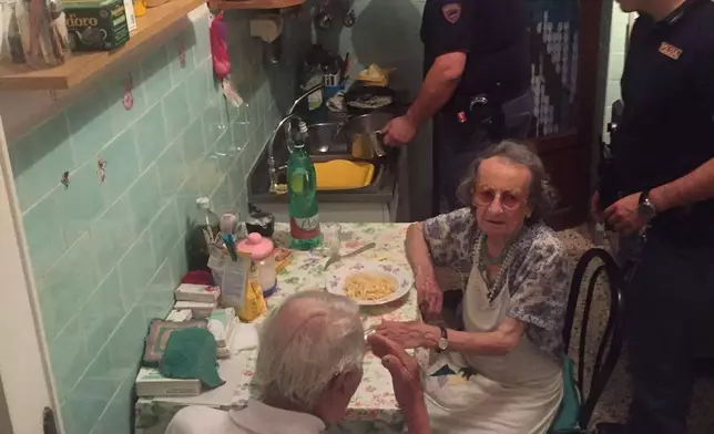 意大利警員不時登門為年長者煮食（Twitter圖片）