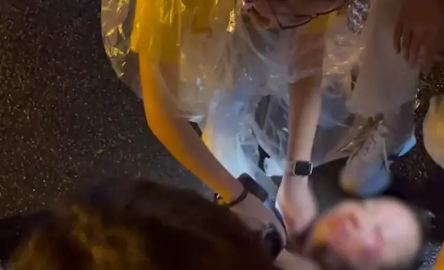男傷者未有戴上頭盔，撞柱後倒地昏迷。網上圖片