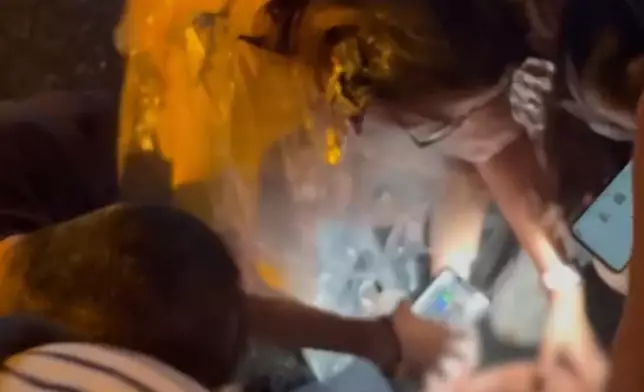 徐妍不顧頭上塗滿染髮劑，即衝出馬路救人。網上圖片