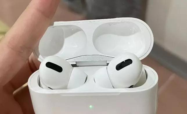 妹妹清洗過後，竟發現耳機仍有95%電量。網上圖片