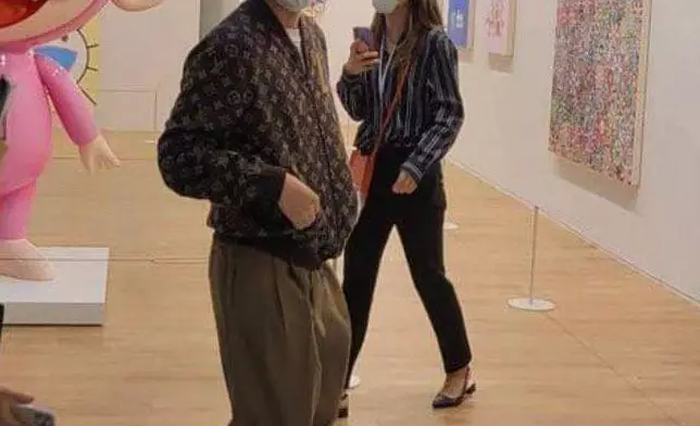 當日入場看展覽的民眾目擊V出現時亦有拍照上傳（網上圖片）