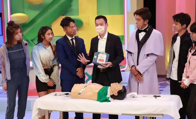 陳良貴醫生教大家如何正確使用AED機。