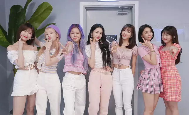 Oh My Girl中的效定、YooA、勝熙、Binnie和Arin已經在近日完成續約（網上圖片）