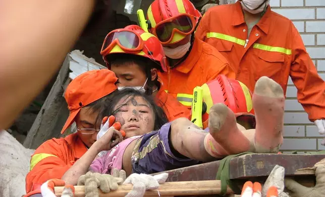 年僅11歲的牛鈺因地震截去右腳。網上圖片