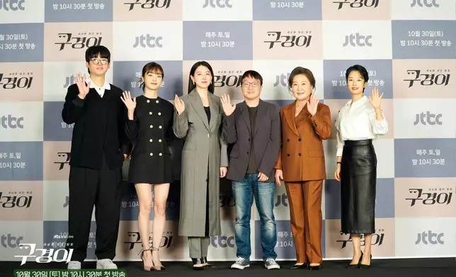 李英愛與劇中主要演員和導演現身發布會(網上圖片)