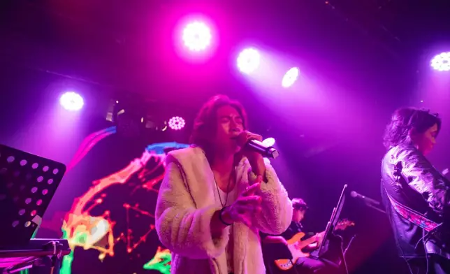 黃進林叫現場所有觀眾閉起雙眼一分鐘放空。