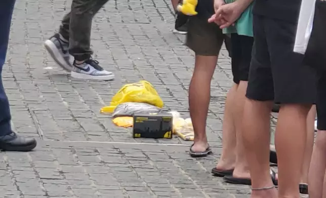 被截查的年輕人袋中，有多個黃色口罩及黃色膠袋。