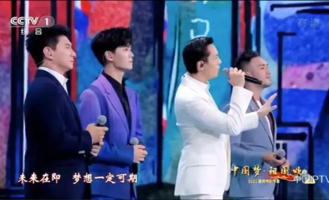 吳奇隆（黑衫）和陳偉霆 （白衫）同台演唱《少年》。