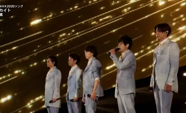 去年「嵐」於《紅白》作休團前最後演出。