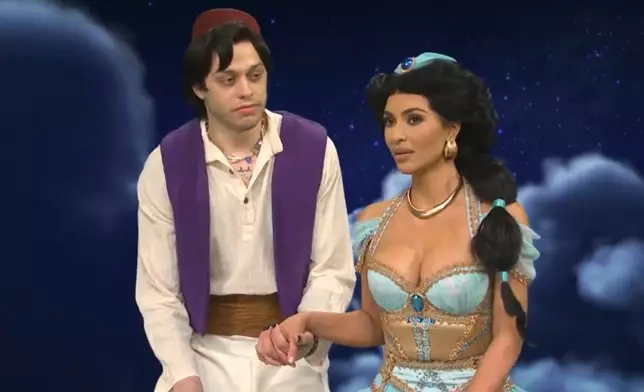 Kim扮《阿拉丁》茉莉公主，更與諧星Pete有咀嘴場面。