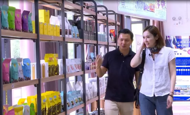 陳貝兒參觀雲南國際咖啡交易中心。