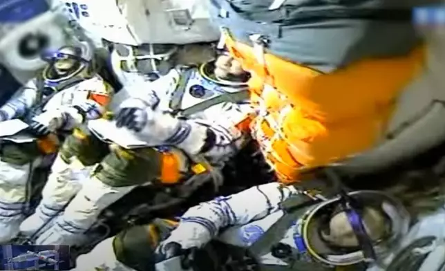 3名太空人10時許已進入機艙。央視截圖