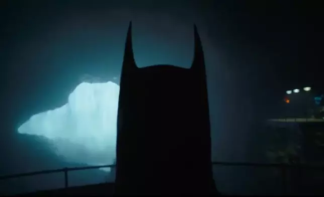 《閃電俠》出現蝙蝠俠的背影，以及曾演蝙蝠俠的米高基頓的聲音。
