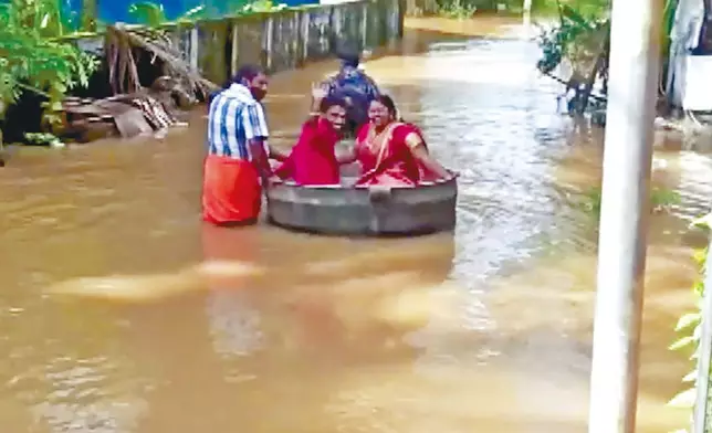 印度水災 新人用大鍋逃難