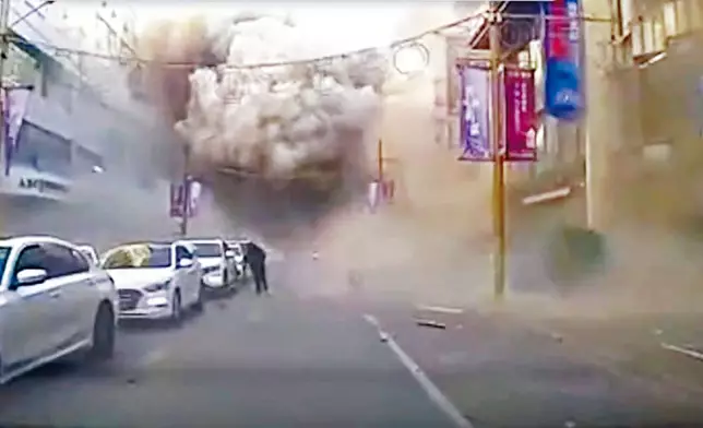 瀋陽大爆炸瞬間，濃煙吞沒街道。