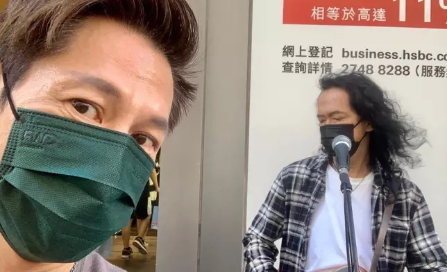 鄧建明日前與雷有輝去街頭Busking。