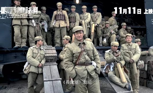 吳京不時鼓勵導演。