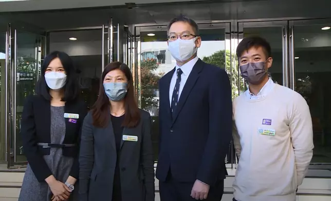 土力工程處總土力工程師陳惠蓮（左二）及校園大使，與聖公會鄧肇堅中學校長袁經恒（右二）合照。