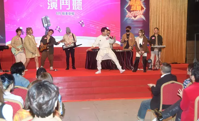 《演鬥聽》由王梓軒擔任主持，節目邀請一班幕前幕後的音樂人，分成兩組進行音樂遊戲的競技。
