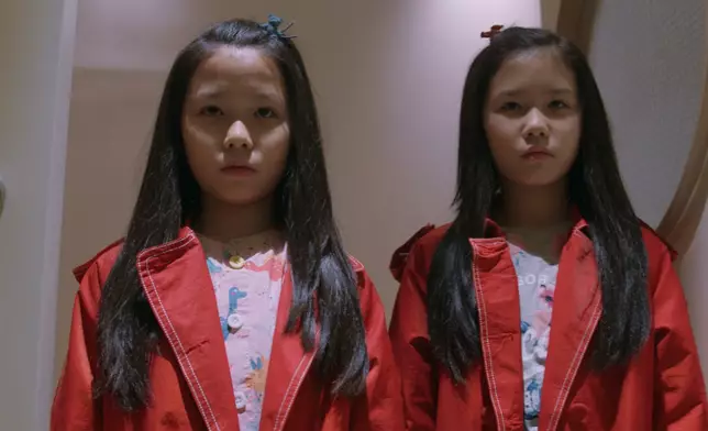 孖妹嘅出場，其實有啲恐怖架。