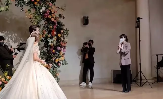 同場也有IU戴著口罩演唱祝歌（網上圖片）