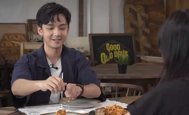 Arthur幫Bonnie夾餸，獲讚細心溫柔。