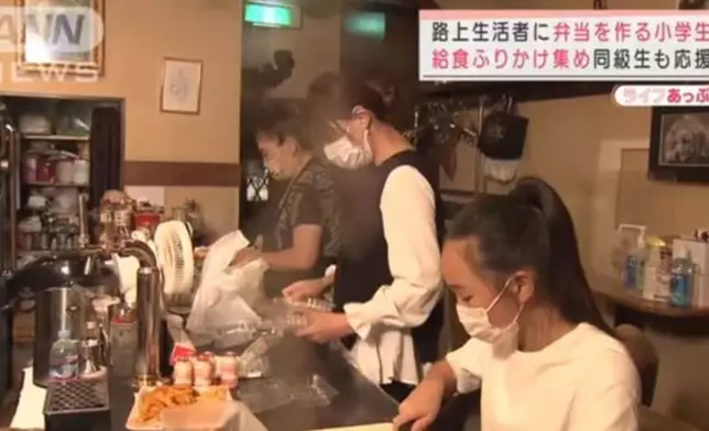 東京有餐廳東主得知栞奈的善舉後，主動借出廚房讓母女準備飯盒。網上圖片