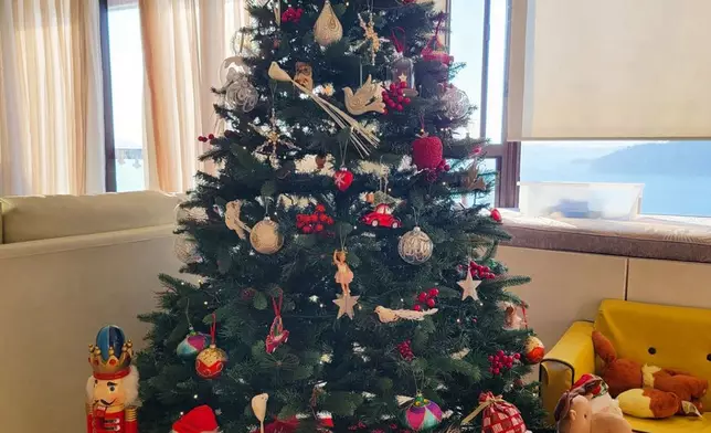 客廳擺了近1米6高的聖誕樹，樹下亦放滿了裝飾品，勁有聖誕氣氛！