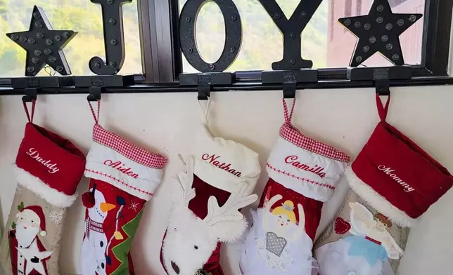 窗下也掛了五隻聖誕襪，分別寫有陳氏一家五口的英文名。