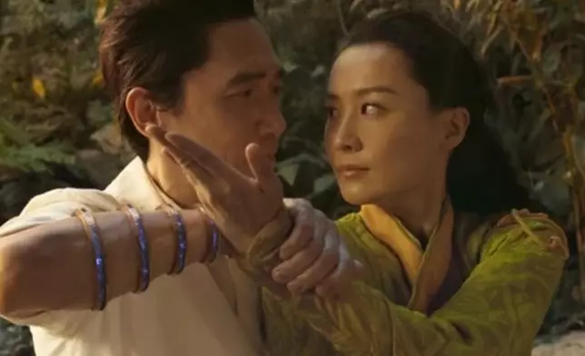 梁朝偉與陳法拉於電影《尚氣與十環幫傳奇》飾演兩夫妻。